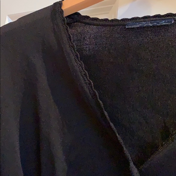 Delicate scalloped neckline & sleeves Lightweight - Picture 2 of 10